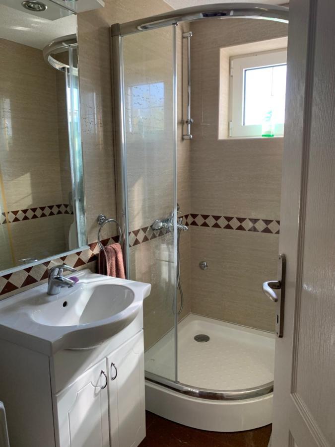Domacinstvo Bakic Guest House Irig Ngoại thất bức ảnh