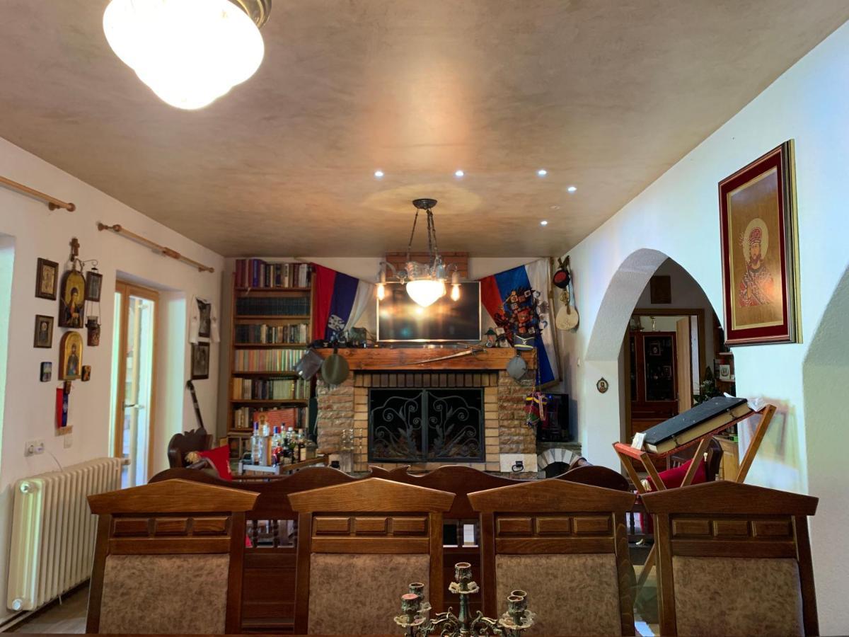 Domacinstvo Bakic Guest House Irig Ngoại thất bức ảnh